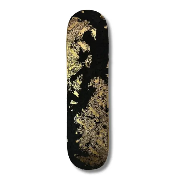Obra de arte en madera Imperium Noctis Aurum, diseño geométrico con pan de oro envejecido, acabado en alto brillo y texturas en relieve negro mate. Contrastes de luz y sombras que combinan lujo y profundidad táctil