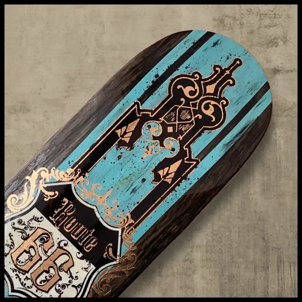 Cómo transformar tu negocio con arte exclusivo 1 detalle de Freedom Ride – Ruta 66, diseño vintage de estilo motero con aplicaciones de pan de otro y tonos azul turquesa en contraste con la beta original de la madera