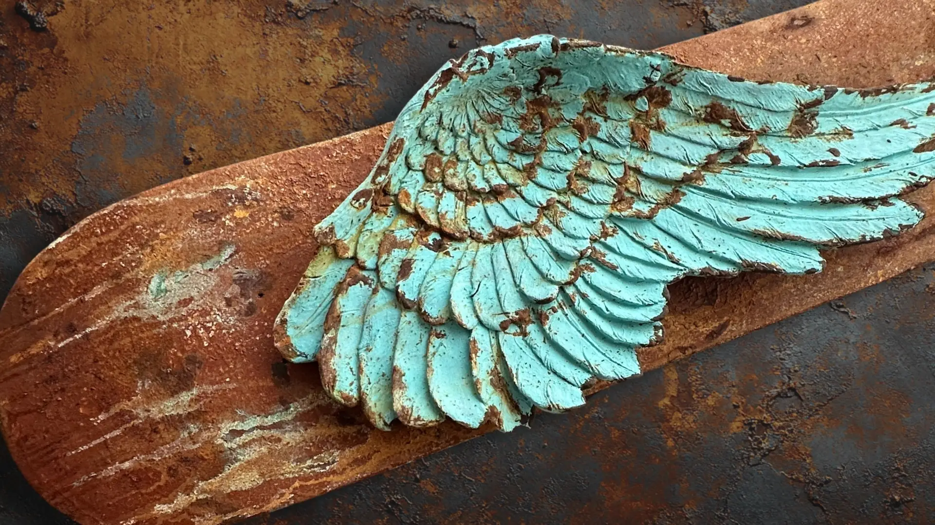 Obra Renatum, con ala en relieve sobre fondo con efecto óxido, simbolizando el concepto de transformación y renacimiento.