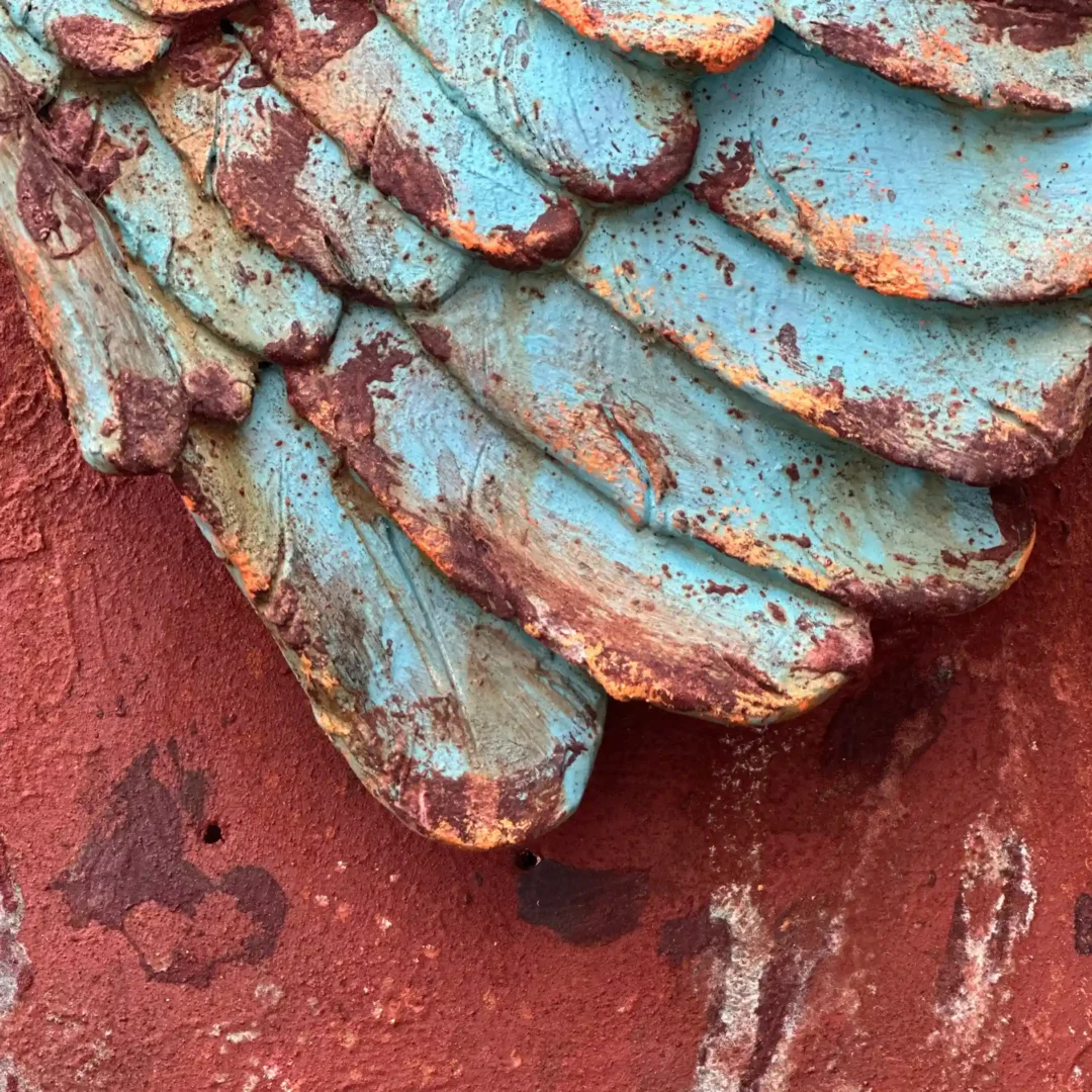 Detalle de la parte inferior del ala y la base rojiza con efecto óxido de la pieza ArtSoul Wood "Renatum".