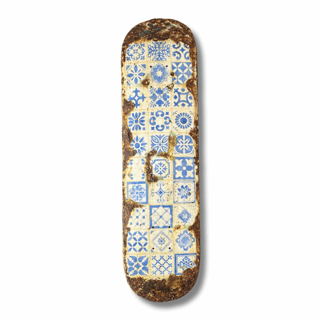 Tabla decorativa artesanal con patrón de azulejos azules envejecidos. Diseño inspirado en geometrías culturales.