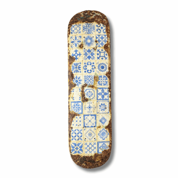 Tabla decorativa artesanal con patrón de azulejos azules envejecidos. Diseño inspirado en geometrías culturales.