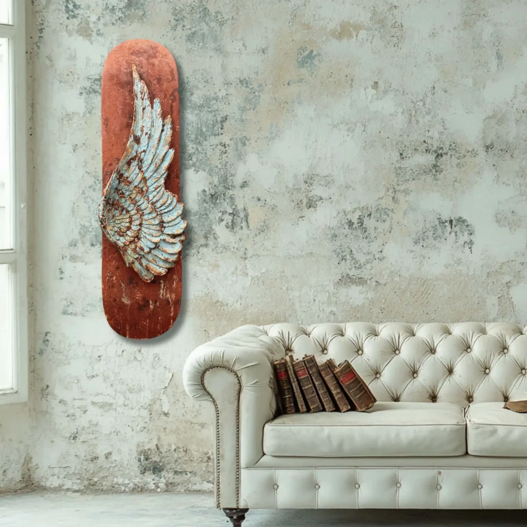 Renatum en pared envejecida azul claro con sofá chester blanco antiguo y libros antiguos como decoración.