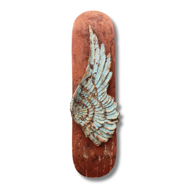 Tabla decorativa vertical con textura de óxido y un ala turquesa con efecto envejecido en relieve.