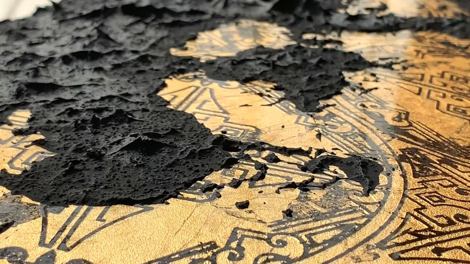 Detalle de las texturas de pan de oro y relieve texturizado sobre artSoul wood