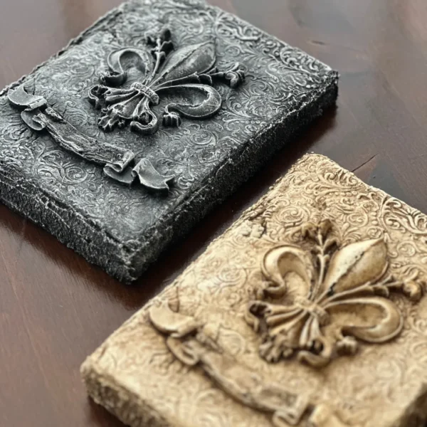 Dos piezas Flor de Lis: hueso antiguo y piedra caliza envejecida juntas