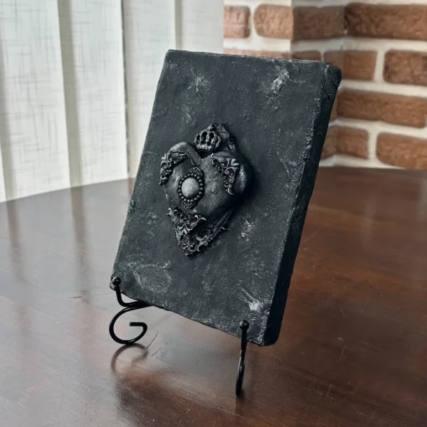 Pieza artística Cor Amatum, bloque decorativo artesanal con corazón en relieve