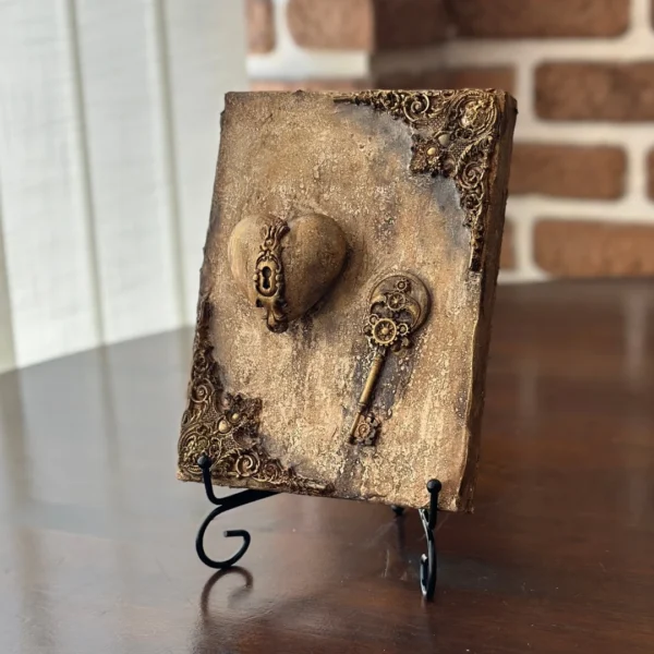 Pieza decorativa artesanal Latido Oculto con corazón en relieve y llave simbólica