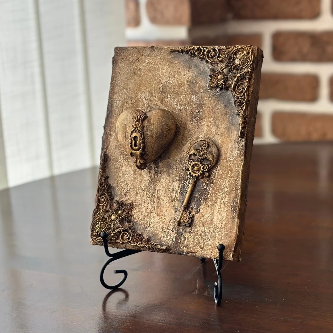 Latido Oculto - Lo que late sin mostrarse 1 Pieza decorativa artesanal Latido Oculto con corazón en relieve y llave simbólica