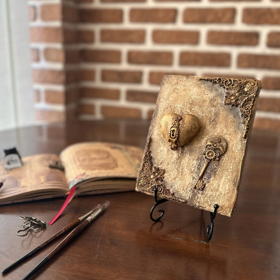 Latido Oculto - Lo que late sin mostrarse 5 Pieza Latido Oculto en escena de taller con libro antiguo y herramientas