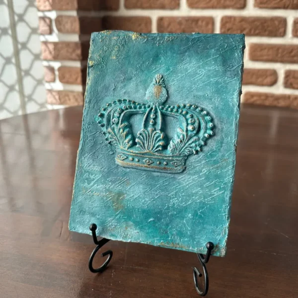 Obra Anima Pater de Marian Custom Art en soporte decorativo sobre mesa con fondo de ladrillo