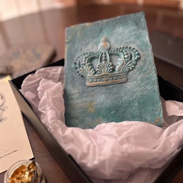 Obra Anima Pater de Marian Custom Art presentada en caja de regalo artesanal con papel protector