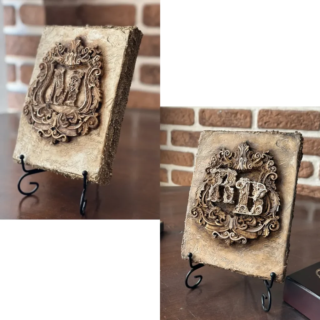 comparación de escudo personalizado con una inicial y dos iniciales en relieve artesanal estilo heráldico