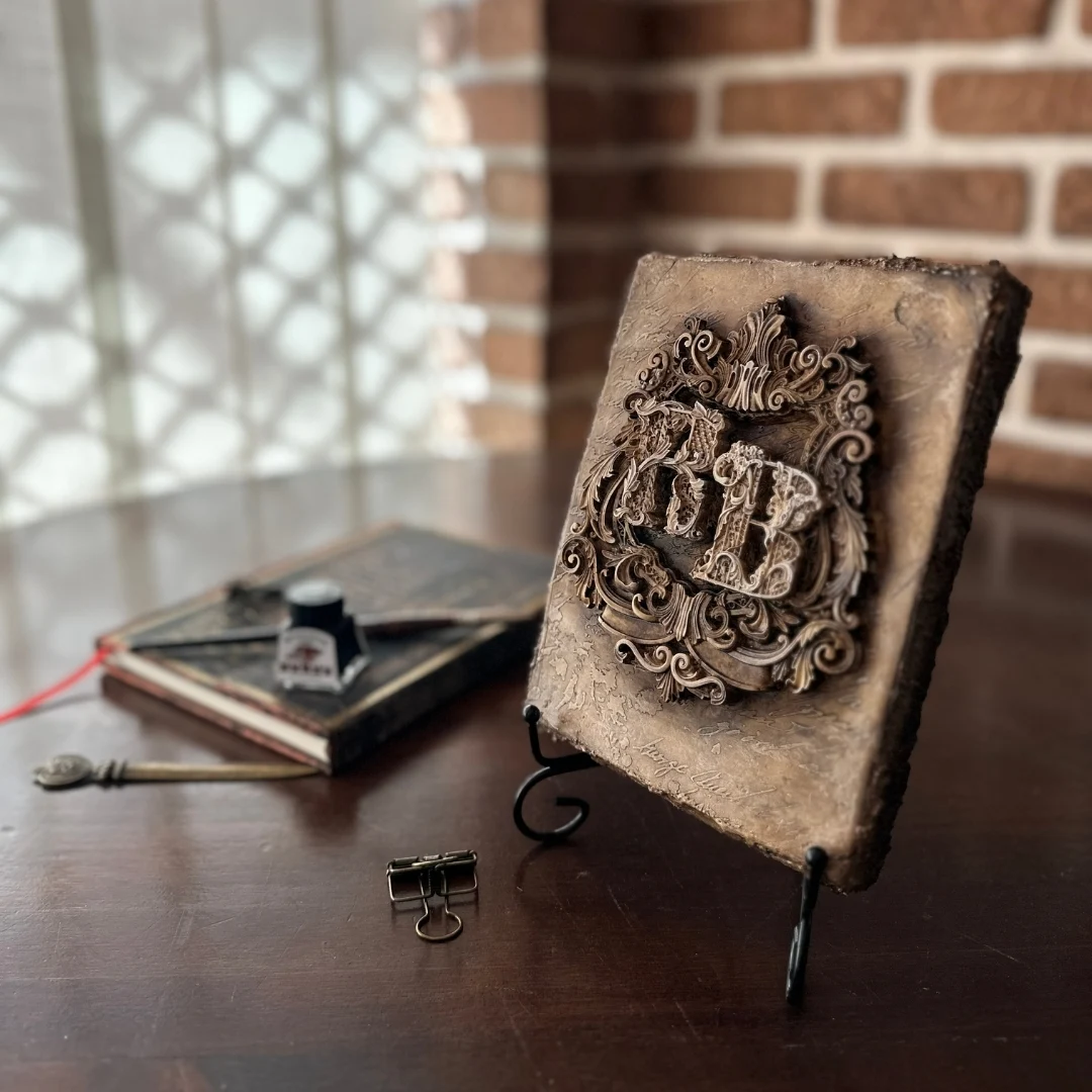 escudo personalizado RB colocado en soporte decorativo en estudio