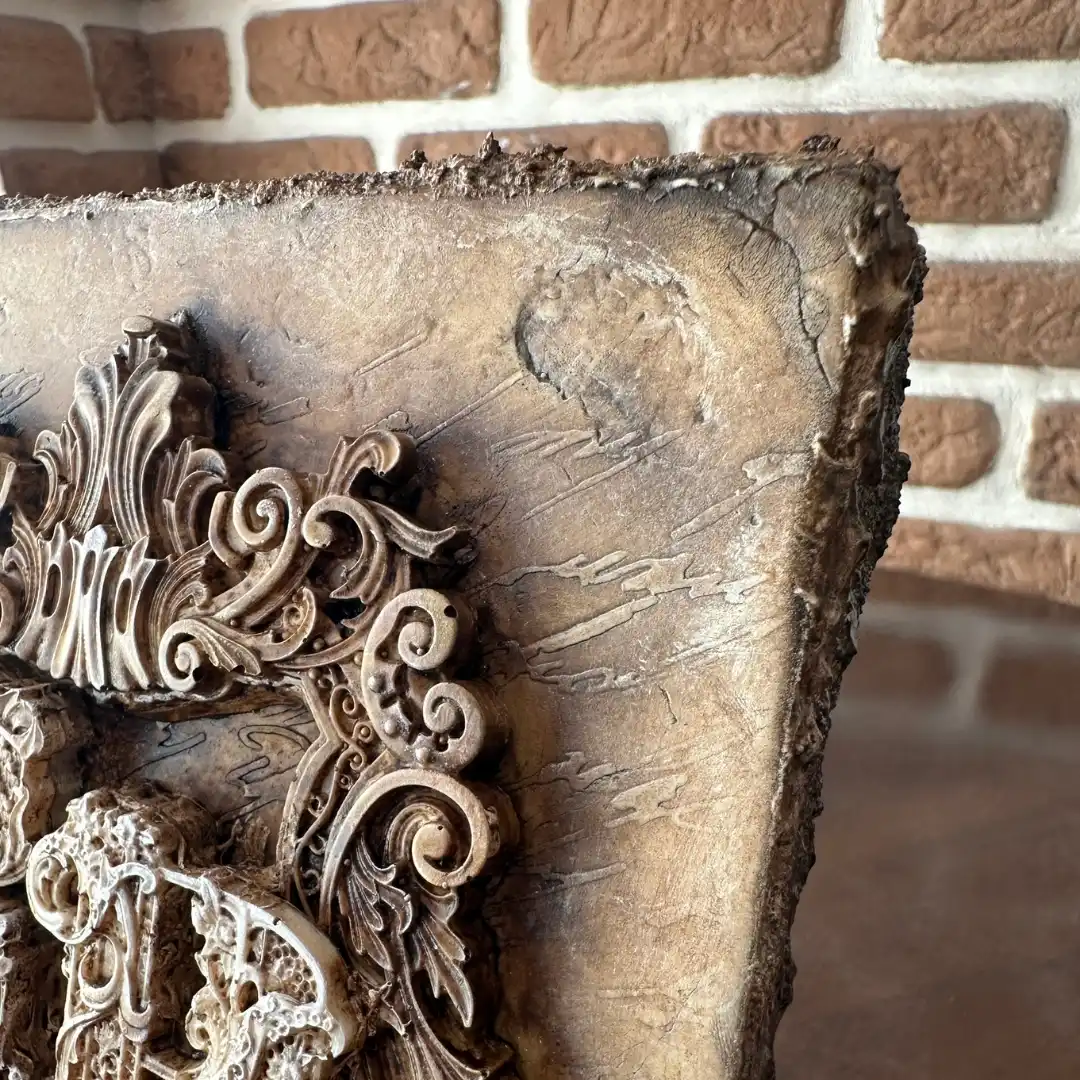 detalle lateral de escudo RB mostrando relieve artesanal