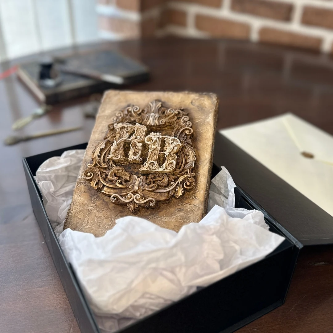 escudo personalizado RB dentro de caja con packaging protector