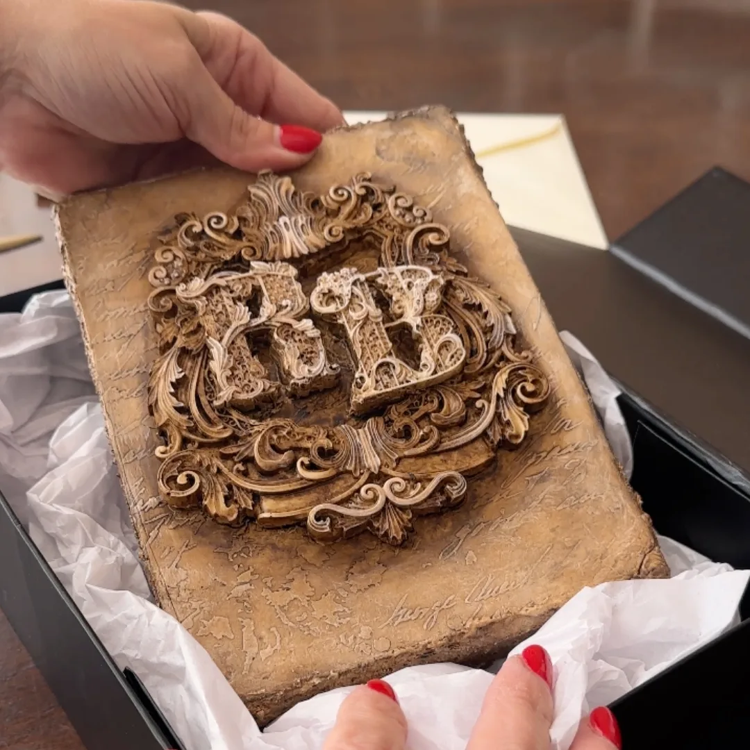 escudo personalizado RB siendo sacado de su packaging en manos