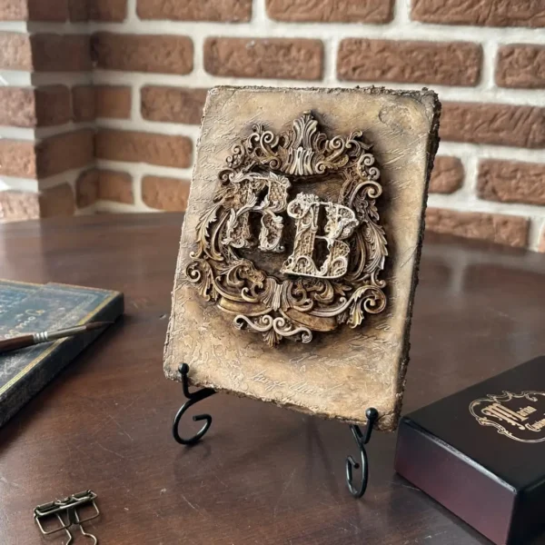 escudo personalizado RB en soporte vista frontal completa