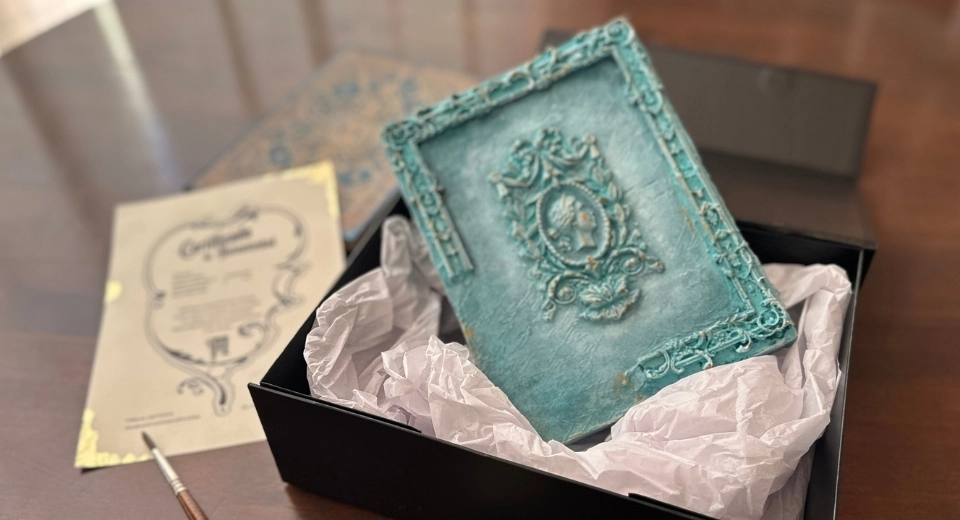 Pieza artesanal Anima Mater con camafeo en relieve y acabado envejecido turquesa, creada como regalo para el Día de la Madre por Marian Custom Art.