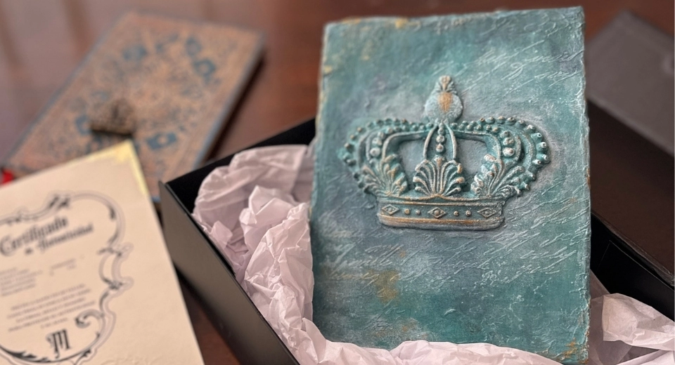 Pieza artesanal Anima Pater con corona en relieve y acabado envejecido turquesa, creada como regalo para el Día del Padre por Marian Custom Art.