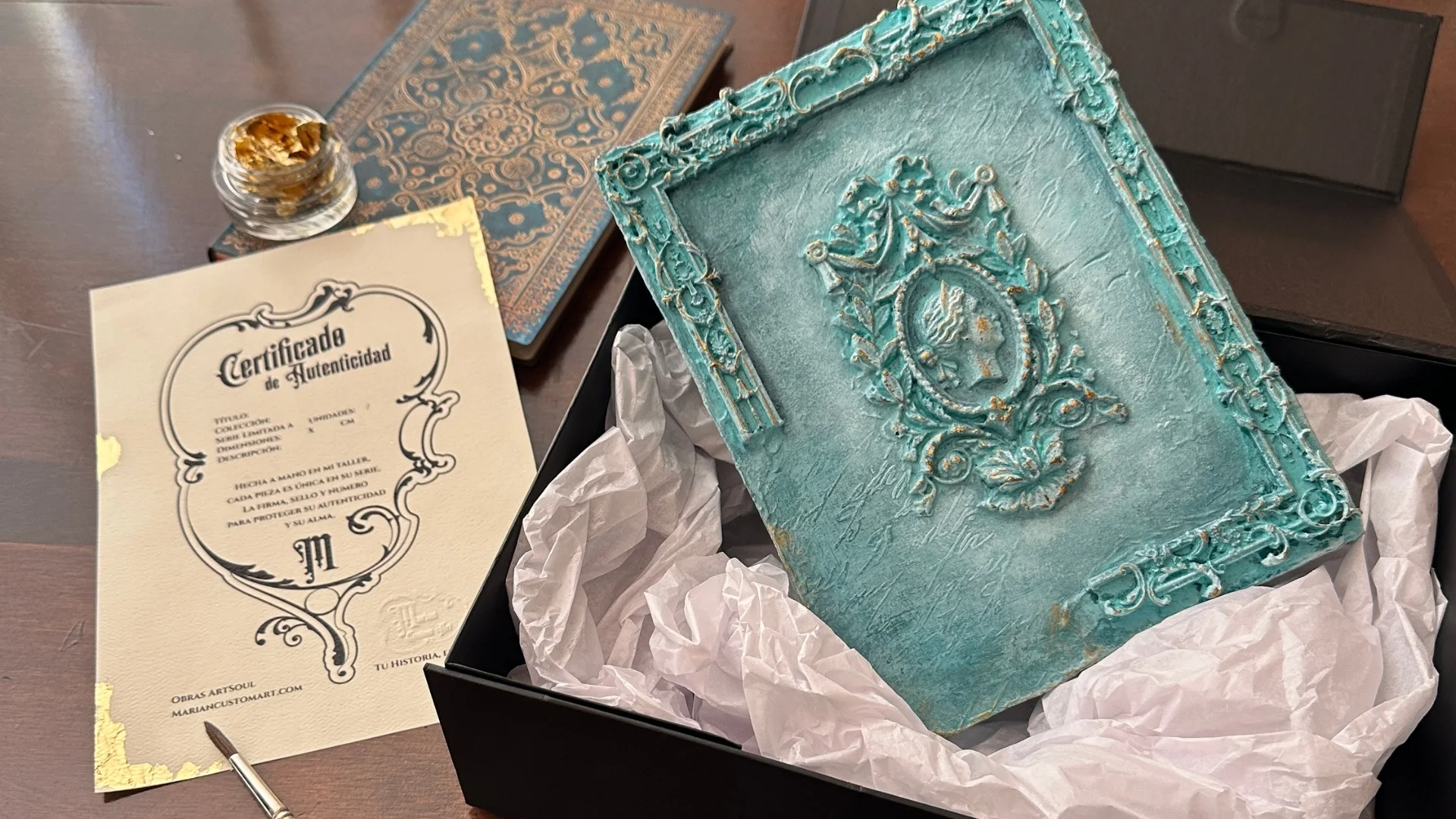 Certificado de autenticidad acompañando una obra artesanal de Marian Custom Art presentada en su embalaje premium