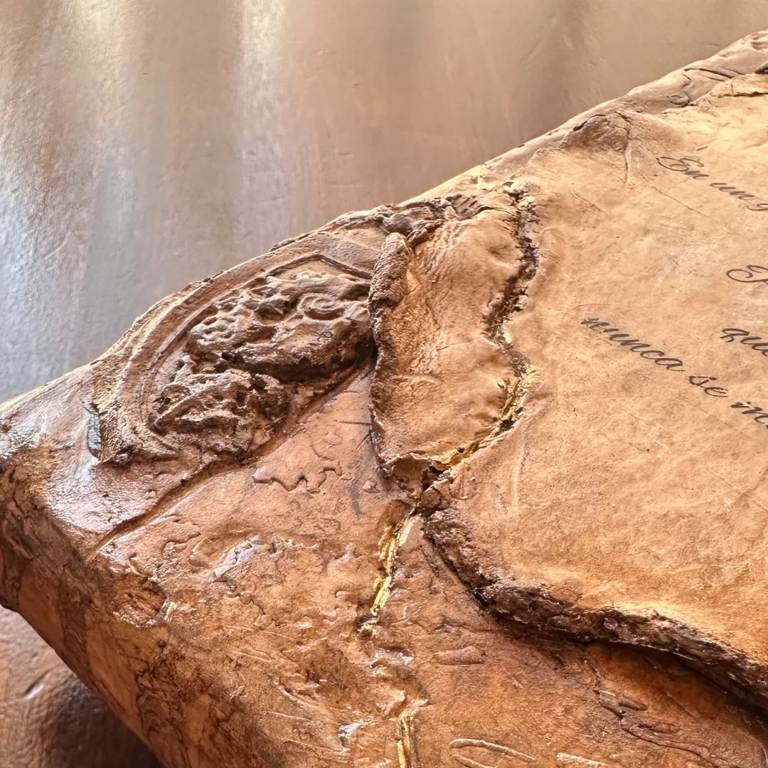Detalle de grieta dorada, pergamino y relieve en Anima Scripta