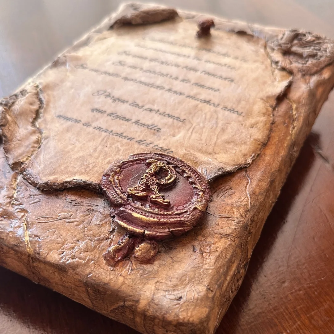 Detalle del sello con inicial personalizada de Anima Scripta