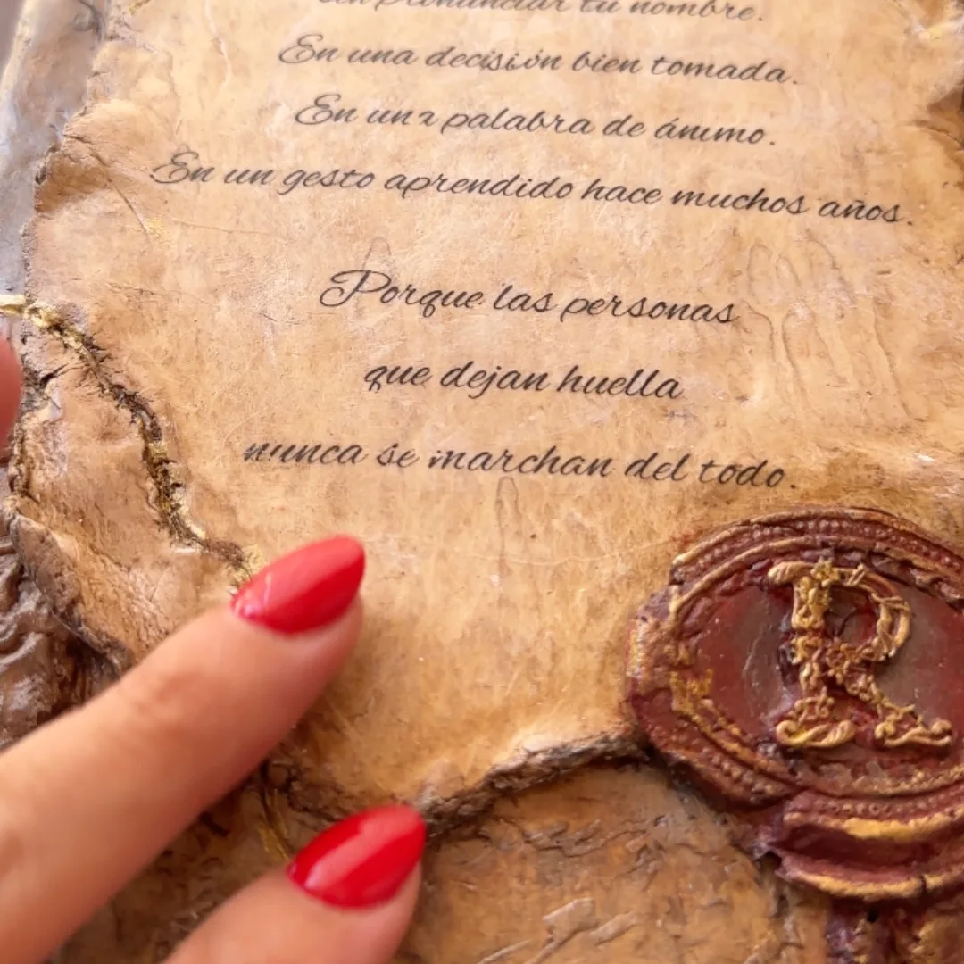 Ánima Scripta 6 Mano recorriendo el texto personalizado de Anima Scripta