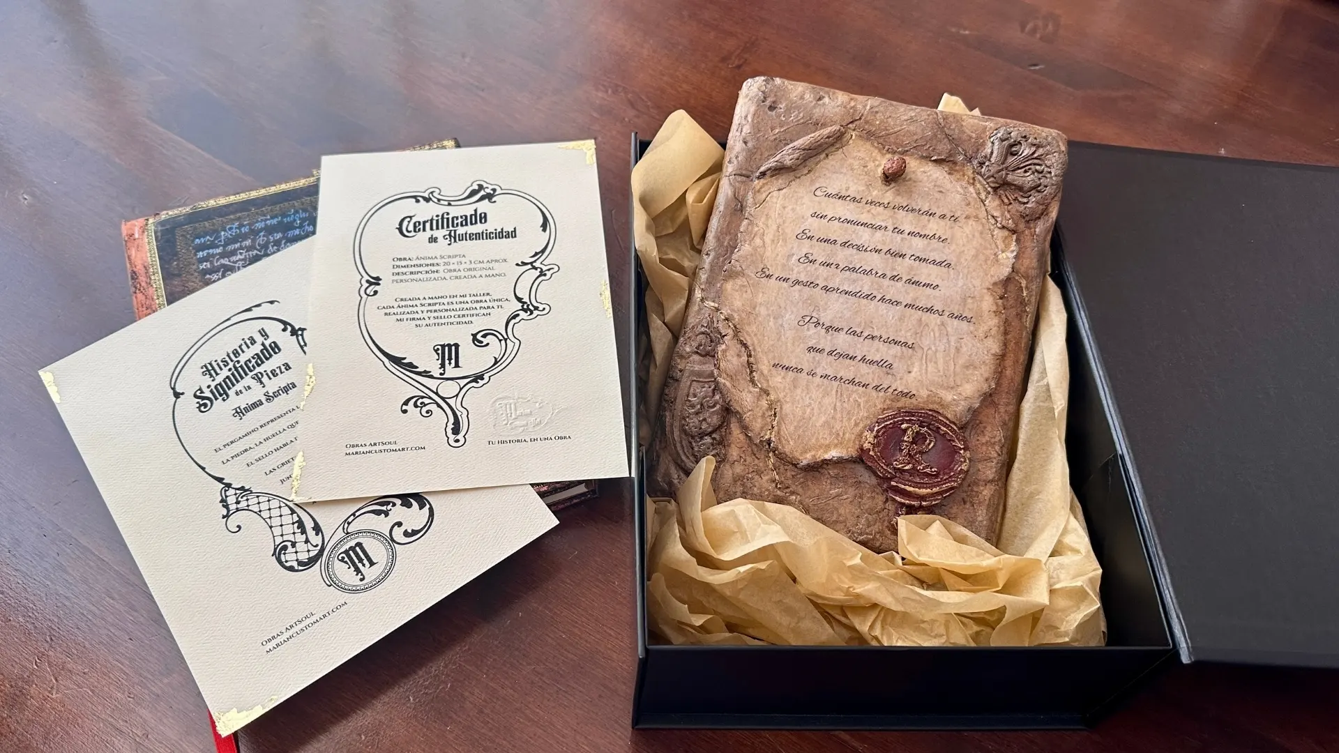 Ánima Scripta presentada en su caja junto al certificado de autenticidad y la tarjeta de Historia y significado.